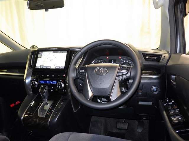 運転の際、常に目にする部分だけにシックで飽きのこないデザインが良いですね。