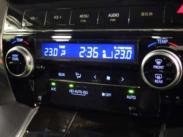 運転席・助手席・独立型オートエアコン。運転手とパートナー別々の温度設定が出来快適なドライブが楽しめます！！