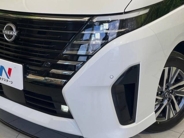 【LEDヘッドライト】悪天候や夜間走行時も良好な視界を確保し安心して運転できる高輝度LEDヘッドライトを装備！点灯速度が早く、消費電力も抑えられています。