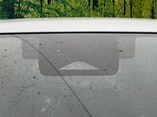 【インテリジェントエマージェンシーブレーキ】フロントカメラで前方の車両や歩行者を検知。衝突しそうな時は衝突被害軽減ブレーキが作動、衝突回避をサポート。より安全にドライブをお楽しみいただけます。