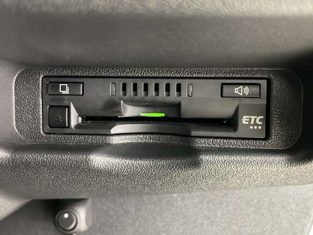 【ETC】有料道路を利用する際に料金所で停止することなく通過できる、ETC車載器（ノンストップ自動料金収受システム機器）が装備されています。セットアップを行うことで利用可能になります。