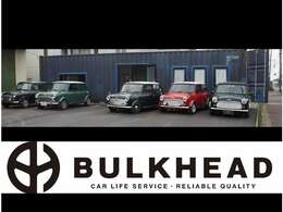 ブルーのコンテナハウスと特徴的な車が目印の「BULKHEAD（バルクヘッド）」です！
