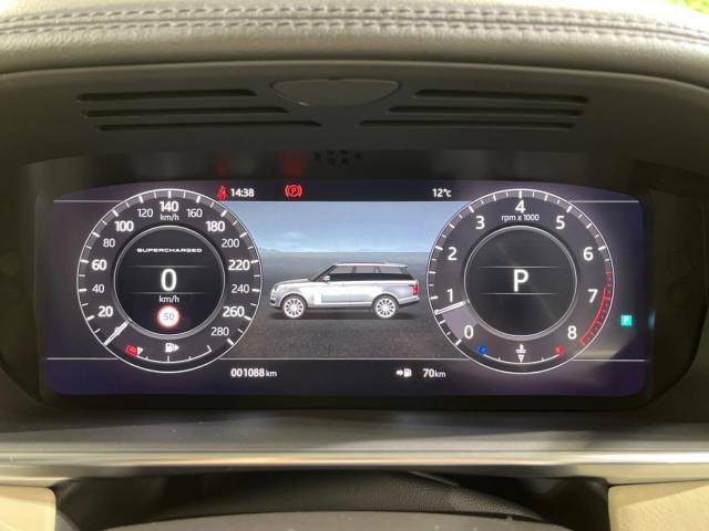 バーチャルインストゥルメントパネル『フルスクリーンの3Dマップや安全装置の機能の表示が行えます。』レンジローバーイヴォークのドライビングの喜びを一層高める機能です。