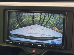 【バックカメラ】駐車時に後方がリアルタイム映像で確認できます。大型商業施設や立体駐車場での駐車時や、夜間のバック時に大活躍！運転スキルに関わらず、今や必須となった装備のひとつです！