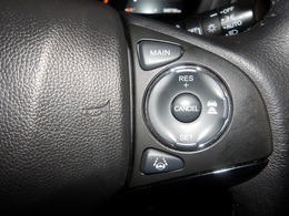 【アダプティブ・クルーズ・コントロール】予め設定した車速内でクルマが自動的に加減速。 前走車との適切な車間距離を維持しながら追従走行し、高速道路でのドライバーの疲労を軽減してくれる嬉しい機能付♪