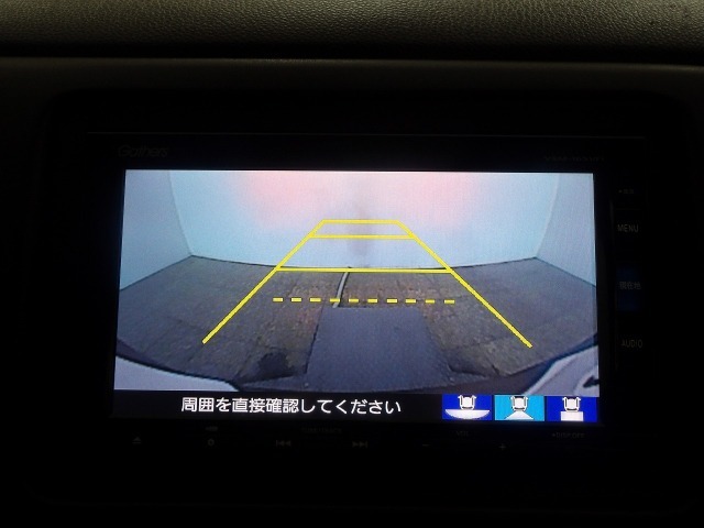 【バックカメラ】運転が苦手な方も車庫入れラクラクです！ギアをリバースに入れれば自動的に切り換わりますので、面倒な操作は不要です♪狭い駐車場もお車を傷つけず安心ですね！