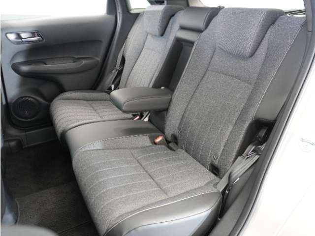 家族やご友人とBBQに行くとき、楽しさは道中の車内から始まっています！このベンチシートに座って、みんなで和気あいあい盛り上がりましょう！