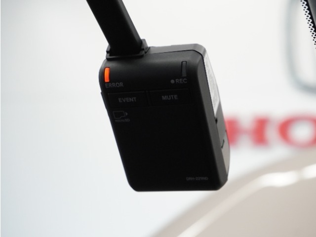 ◆ドライブレコーダー◆映像・音声などを記録する自動車用の装置です。　もしもの事故の際の記録はもちろん、旅行の際の思い出としてドライブの映像を楽しむことができます。