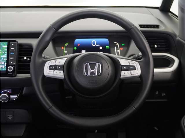 【Honda SENSING】 カメラ等装置で精度の高い検知能力を発揮、安全運転を支援します。ステアリング上のコントローラーに注目！