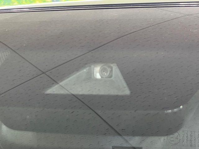 【トヨタセーフティセンス】走行中に前方の車両等を認識し、衝突しそうな時は警報とブレーキで衝突回避と被害軽減をアシスト。より安全にドライブをお楽しみいただけます。