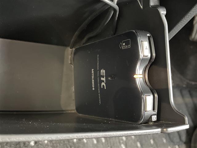 【ETC】有料道路を利用する際に料金所で停止することなく通過できる、ETC車載器（ノンストップ自動料金収受システム機器）が装備されています。セットアップを行うことで利用可能になります。