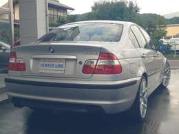 レンズ類はクリアレンズ類に交換。ヘッドライトは純正HIDに、リアバンパーはMスポーツに交換。バンナー下デフューザーはシングル用しかなかったので新品交換。