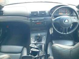 レカロ電動革シートは限定品でシートヒーターとベンチレーション機能を持っています。シフトまわりなどのパネルは純正Mスポーツのものに交換。シフトは仮にSMG用を使用しています、細工をしてシュートストローク化