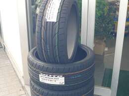 タイヤはNITTOを使用しました。225サイズの19インチ。前の画像での補足説明です、ステアリングはエアーバックごと3本スポークのスポーツステアリングに交換してあります。