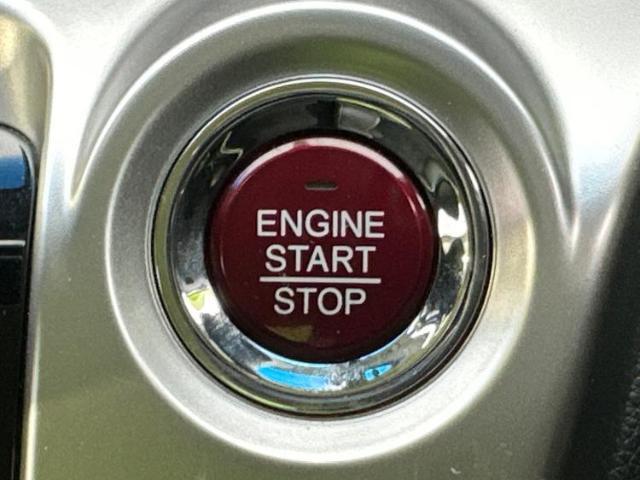 WECARSの展示場では実際に見て、触ってお車をお選びいただけます！知識の豊富な営業スタッフが様々なカーライフをご提案いたします！