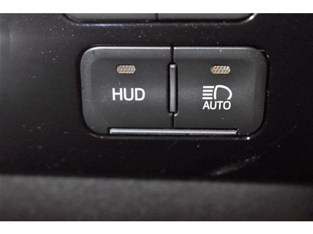 【HUD】ヘッドアップディスプレイ。フロントウインドウガラスに運転支援システムの作動状況や走行に関するさまざまな情報を表示することができます。