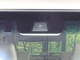 【ホンダセンシング】走行中に前方の車両等を認識し、衝突しそうな時は警報とブレーキで衝突回避と被害軽減をアシスト。より安全にドライブをお楽しみいただけます。