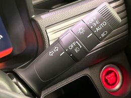 【オートライト】周りの明るさに応じて自動でヘッドライトの点灯・消灯ができる機能です！ライトの付け忘れ・消し忘れなどが無くなり、雨の日や夕方の走行も安心！トンネル通過時も便利ですね♪