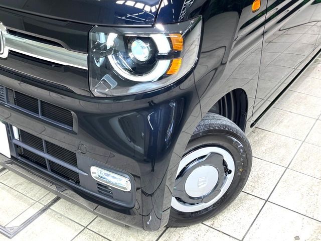 【LEDヘッドライト】悪天候や夜間走行時も良好な視界を確保し安心して運転できる高輝度LEDヘッドライトを装備！点灯速度が早く、消費電力も抑えられています。