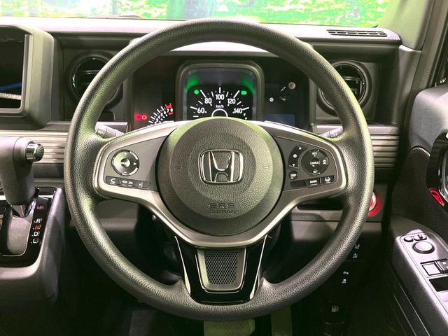 インテリアに合わせたデザインのステアリングは、運転される方のことも考え、運転しやすい形状、大きさです。是非一度、実際に触ってお確かめください。