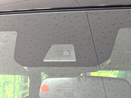 【ホンダセンシング】走行中に前方の車両等を認識し、衝突しそうな時は警報とブレーキで衝突回避と被害軽減をアシスト。より安全にドライブをお楽しみいただけます。