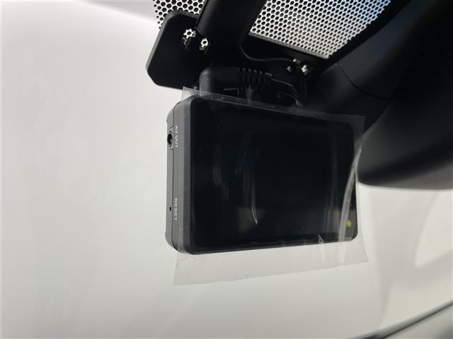 【ドライブレコーダー】映像・音声などの運転中の記録を残します。事故などを起こした起こされた時の証拠になりえますので、もしも時でも安心ですね。