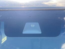 【ホンダセンシング】走行中に前方の車両等を認識し、衝突しそうな時は警報とブレーキで衝突回避と被害軽減をアシスト。より安全にドライブをお楽しみいただけます。