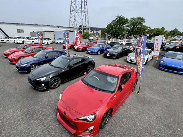 人気のスポーツカーも多数取り揃えております！1台1台厳選して仕入れておりますので是非お客様の目でお確かめください。スタッフ一同お待ちしております！