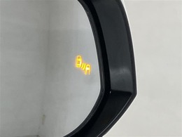 ブラインドスポットモニター付きで車線変更じの後方確認をサポートしてくれます。