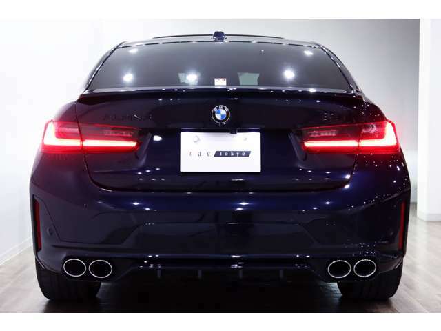 純正オプションカラー：カーボンブラックメタリック(￥400,000)！！明るい場所だと濃紺に、暗い場所だと黒に、BMW往年のカラーでございます！！