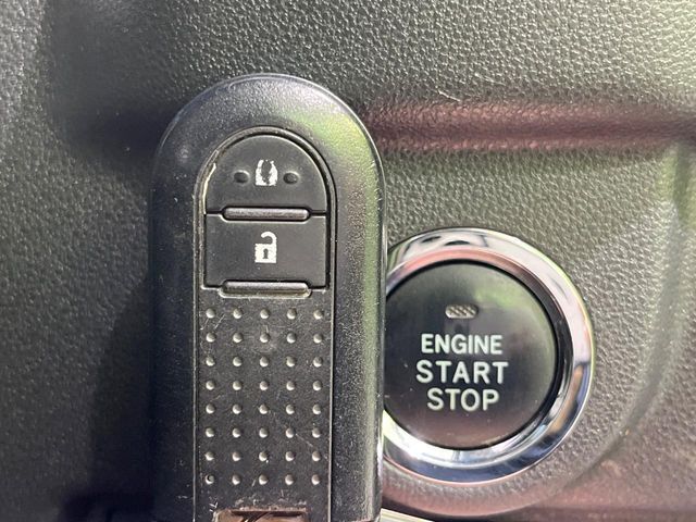 【キーフリーシステム】カバンやポケットに入れたままでもドアの施錠・解錠が可能なスマートキーを装備。エンジンのオン・オフ時もカギを取り出す必要が無いからとっても便利です♪