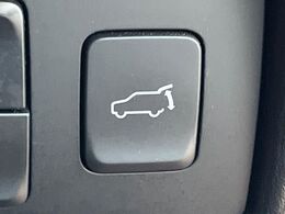 【パワーバックドア】スマートキーや運転席のボタンを押すだけでリアゲートが自動で開閉します！荷物を持っている時や、高い位置にあるバックドアを閉める際に便利な機能です♪