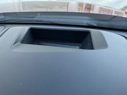 【カラーヘッドアップディスプレイ】現在の速度や走行情報をデジタル表示で運転席前方のガラスに投影！カラー付きで視認性も高く、運転中目線をずらさず必要な情報を確認できるのでとっても便利で安心！