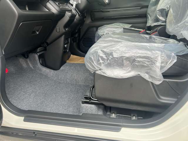運転席はくつろぎのプライベート空間！ 車内をクリーニングしてお待ちしております！