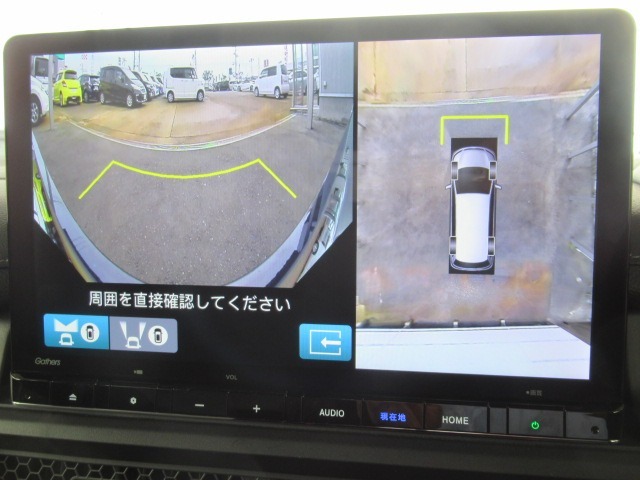 【マルチビューカメラシステム】専用のカメラにより、上から見下ろしたような視点で360度クルマの周囲を確認することができます。縦列駐車や幅寄せ時に大活躍間違いなしの機能