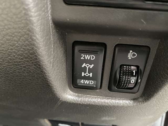 4WD切替はこちらのスイッチで可能です♪
