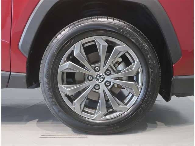 純正のアルミホイール装着車です。タイヤサイズは225/60R18です。