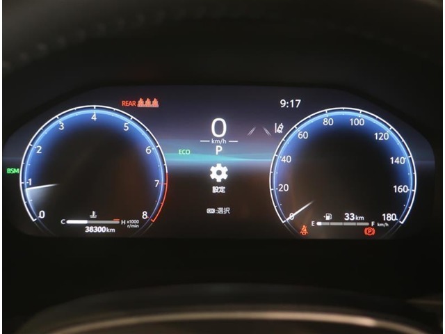 とっても見やすいメーターです。夜間時はラグジュアリーな気分にさせてくれる照明が魅力ですので、夜のドライブも楽しみになりますよ♪