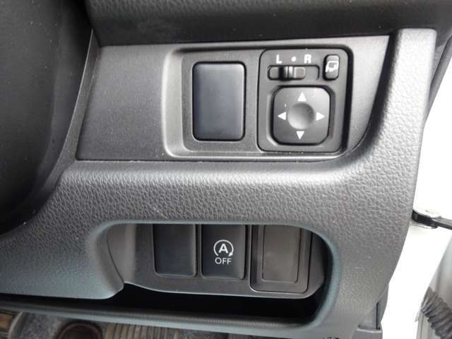 運転席右下のボタンになります。