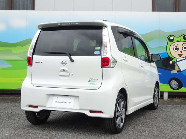 当店は新車店舗と併設しておりますので、工場も完備しております。買った後のアフターメンテナンスも出来ますので、ご安心してお乗り頂けます。