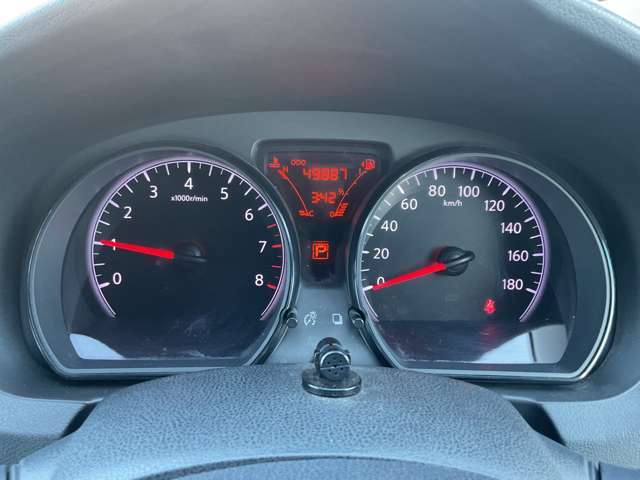 視認性の高いメーターで運転情報を的確に把握できます