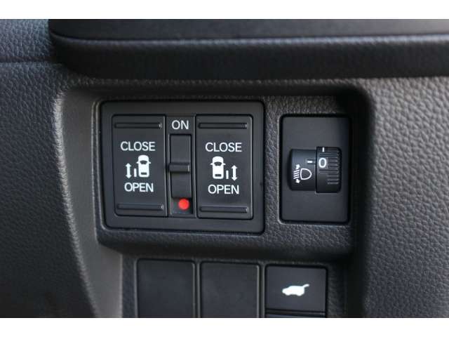 便利な両側電動スライドドアはスマートキーや運転席スイッチから開閉可能です。