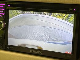 【バックカメラ】駐車時に後方がリアルタイム映像で確認できます。大型商業施設や立体駐車場での駐車時や、夜間のバック時に大活躍！運転スキルに関わらず、今や必須となった装備のひとつです！