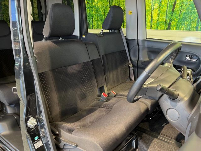 運転席まわりには十分なスペースがあり、大柄な方でもゆったり運転していただける環境です。