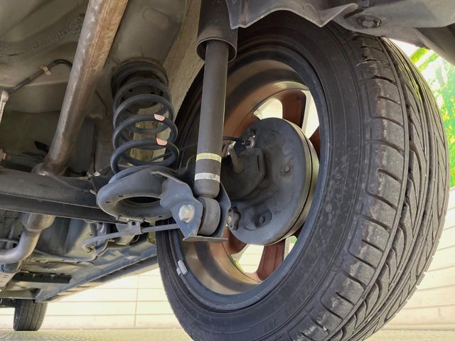 お車を安心してお乗りいただく為には、足回りの定期点検が欠かせません。サービスサポート（有償保証）では無料点検もご提供しており、安心のカーライフをお過ごしいただけるサポート体制が整っています。