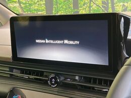 【大画面ナビ】人気の大型ナビを装備。存在感のある大画面はインパクト大！ナビ利用時のマップ表示は見やすく、テレビやDVDは臨場感がアップ！いつものドライブがグッと楽しくなります♪