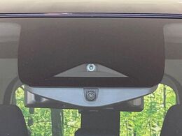 【エマージェンシーブレーキ】走行中に前方の車両等を認識し、衝突しそうな時は警報とブレーキで衝突回避と被害軽減をアシスト。より安全にドライブをお楽しみいただけます。