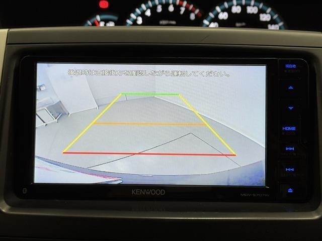 バックモニター付なので後退時に後方が見えるので安心。　車は構造上、死角がたくさんなので万が一を考えると必須ですね。　あくまで補助の為の装備、バックは目視で確認する事が重要ですよ。