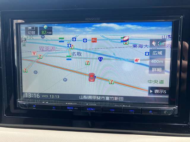 社外メモリーナビ装備、最近の主流がHDDからメモリーナビになってきてます。フラッシュメモリーは、処理や検索スピードでHDDを上回ります。耐久性も増しますので、故障の心配も少ないです。