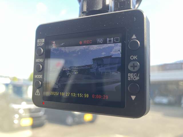 ドライブレコーダーが前方の監視をしてくれます。衝突や急ブレーキなどを感知した場合に、記録された動画が万が一の際に直前の状況を把握する手助けとなります。